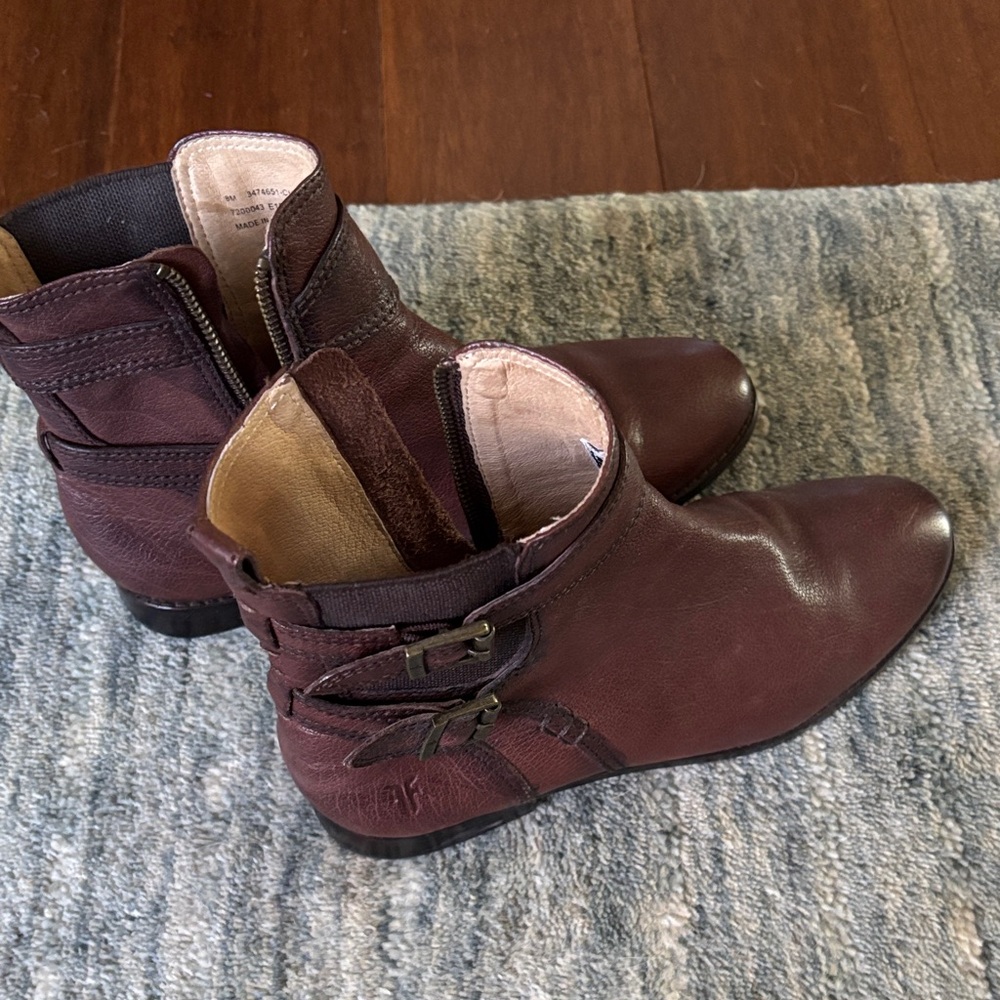 Size 8 M ankle Frye boots, brown